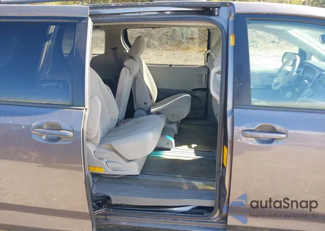 2014 Toyota Sienna Le V6 8 Passenger z USA, uszkodzony, nr VIN 5TDKK3DC0ES426736